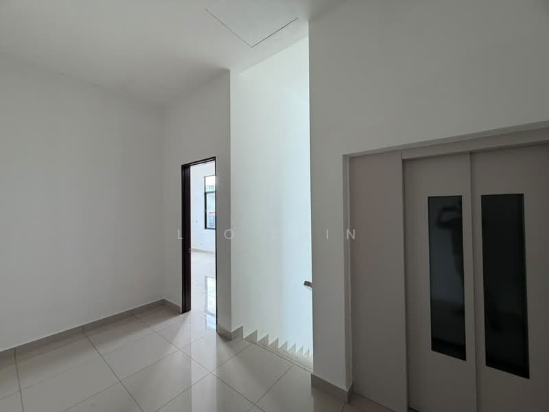 Bungalow for Sale in Serdang (Seri Kembangan) - Leo Chin - Corridor - PropertyGuru.com.my