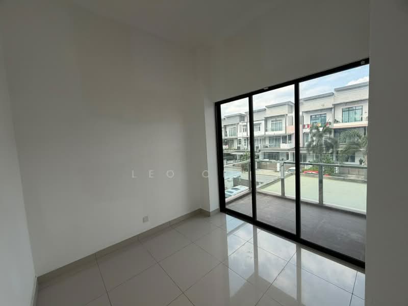 Bungalow for Sale in Serdang (Seri Kembangan) - Leo Chin - Balcony - PropertyGuru.com.my
