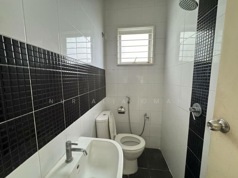 Rumah Teres 2 Tingkat untuk Dijual di D'Kayangan (Shah Alam) - Nur Alia Omar - Bathroom - PropertyGuru.com.my