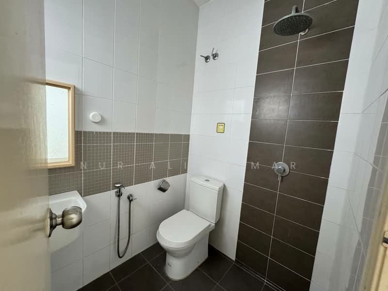 Rumah Teres 2 Tingkat untuk Dijual di D'Kayangan (Shah Alam) - Nur Alia Omar - Bathroom - PropertyGuru.com.my