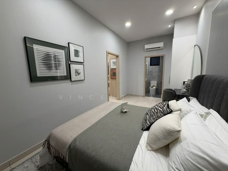 Servis Apartment untuk Dijual di Paragon Gateway - Vincent Lai - Bedroom - PropertyGuru.com.my