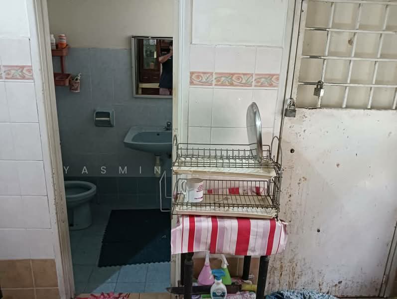 2-storey Terraced House for Sale in Taman Pinggiran Usj (Subang Jaya) - Yasmin Sulaiman - Bathroom - PropertyGuru.com.my
