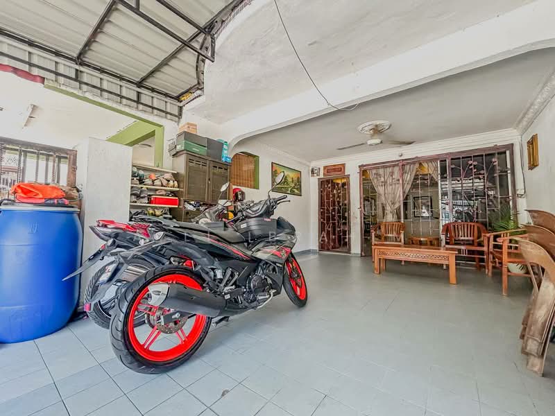 Rumah Teres 2 Tingkat untuk Dijual di Taman Medan (Petaling Jaya) - Azli Ibrahim - Entrance - PropertyGuru.com.my