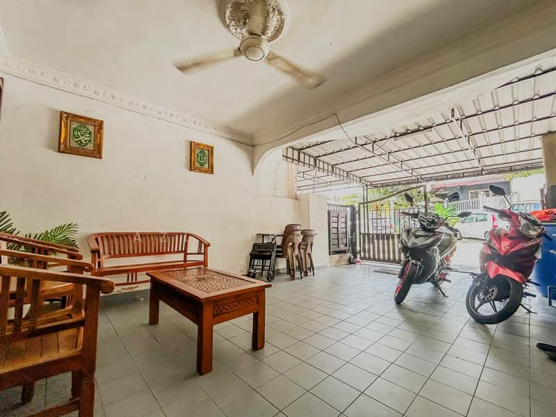 Rumah Teres 2 Tingkat untuk Dijual di Taman Medan (Petaling Jaya) - Azli Ibrahim - Living Room - PropertyGuru.com.my
