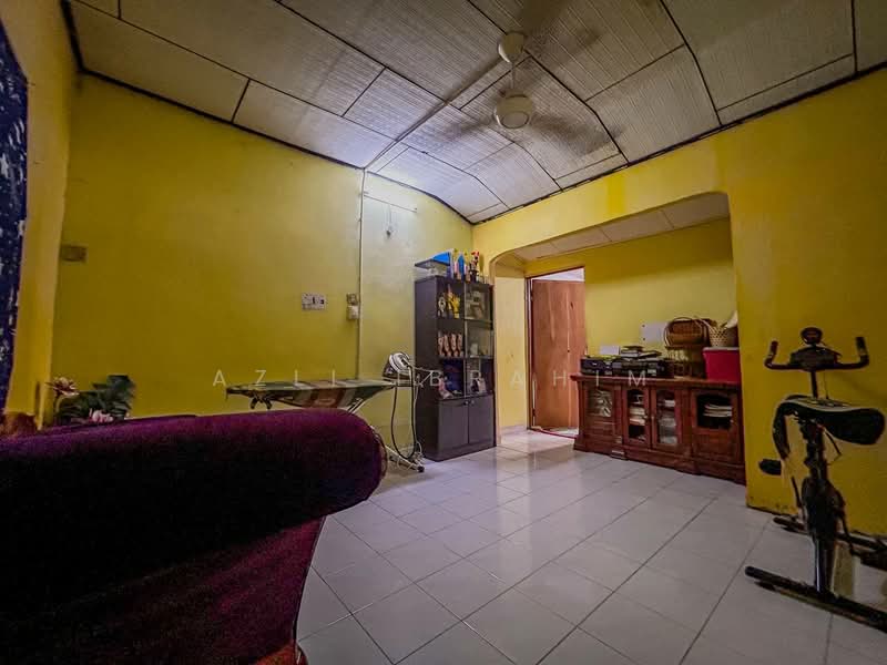 Rumah Teres 2 Tingkat untuk Dijual di Taman Medan (Petaling Jaya) - Azli Ibrahim - Living Room - PropertyGuru.com.my