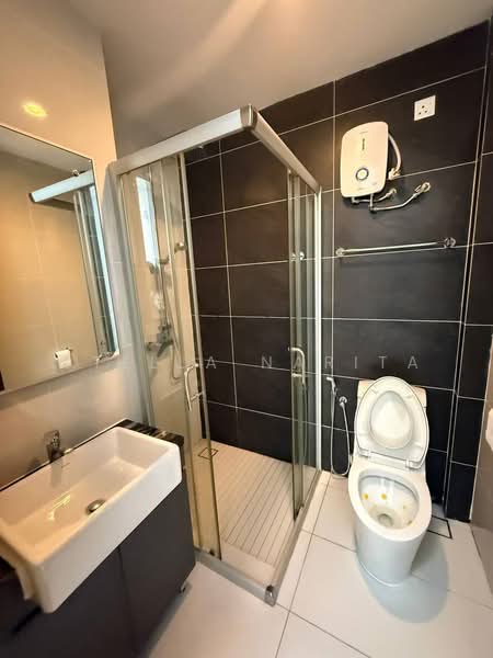 Kondominium untuk Disewa di Kings Bay @ Country Garden Danga Bay - Stella Narita - Bathroom - PropertyGuru.com.my