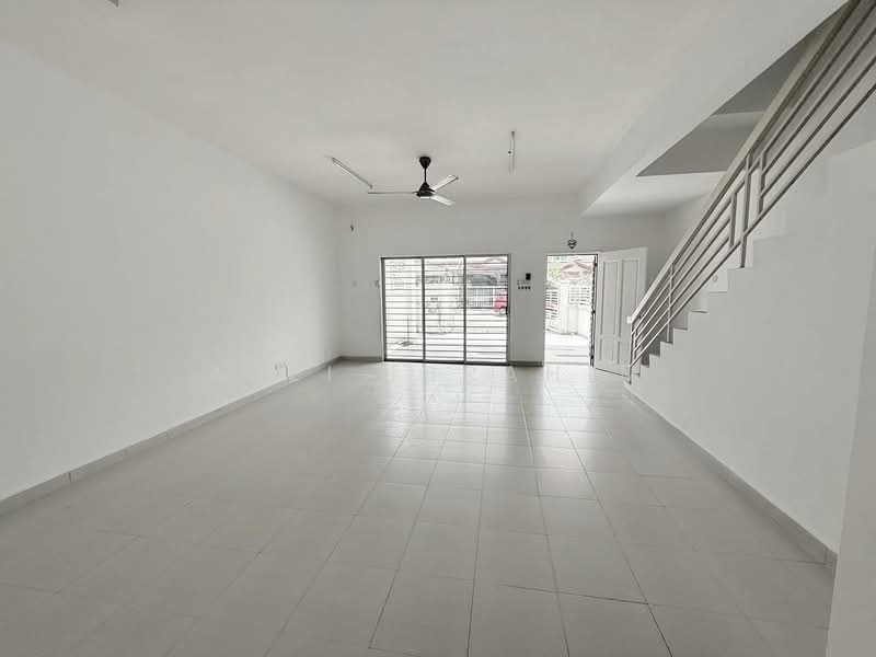 Terraced House for Sale in Taman Dato Demang (Seri Kembangan) - Azli Ibrahim - Living Room - PropertyGuru.com.my