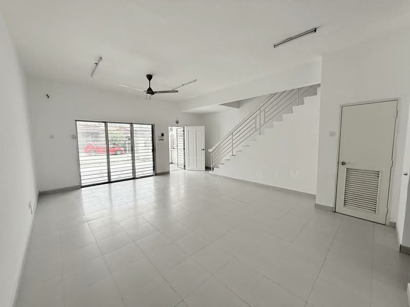 Terraced House for Sale in Taman Dato Demang (Seri Kembangan) - Azli Ibrahim - Living Room - PropertyGuru.com.my