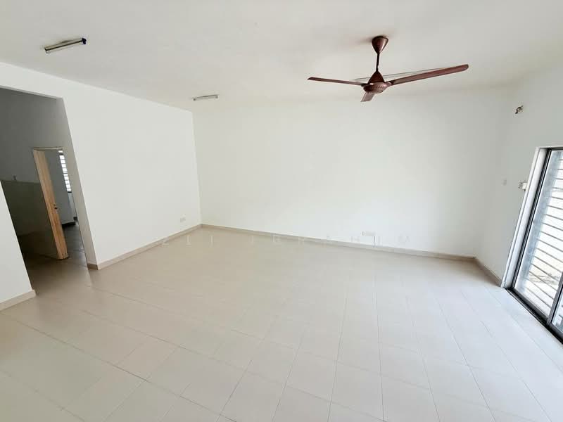 Terraced House for Sale in Taman Dato Demang (Seri Kembangan) - Azli Ibrahim - Living Room - PropertyGuru.com.my