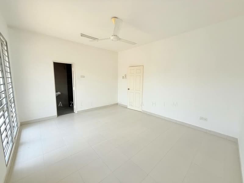 Terraced House for Sale in Taman Dato Demang (Seri Kembangan) - Azli Ibrahim - Living Room - PropertyGuru.com.my