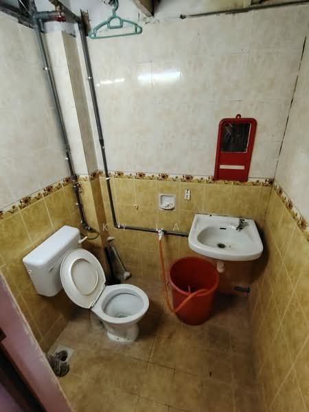 Shop / Office for Rent in Bandar Baru Selayang (Batu Caves) - KY Lau - Bathroom - PropertyGuru.com.my