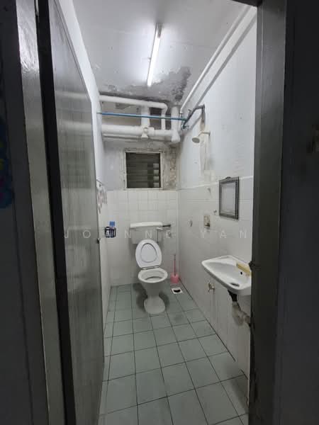 Rumah Flat untuk Disewa di Desa Sri Puteri - Joanne Yan - Bathroom - PropertyGuru.com.my