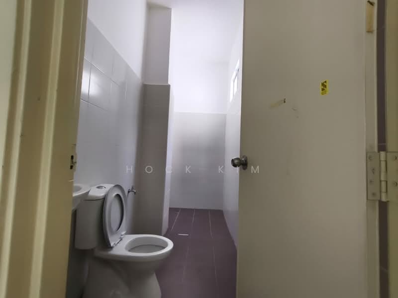 Pangsapuri untuk Disewa di Seri Molek Perdana - Hock Kim - Bathroom - PropertyGuru.com.my