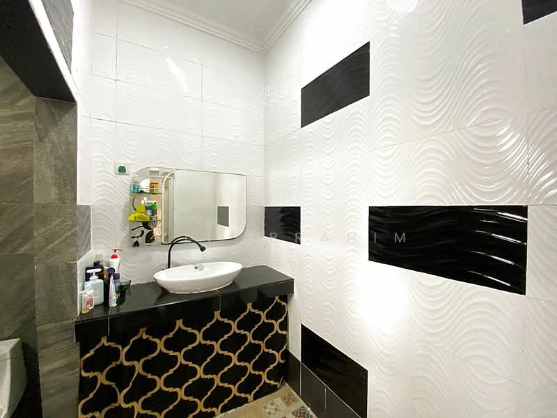 2.5-storey Terraced House for Sale in Ukay Perdana (Ulu Kelang) - Azli Ibrahim - Bathroom - PropertyGuru.com.my