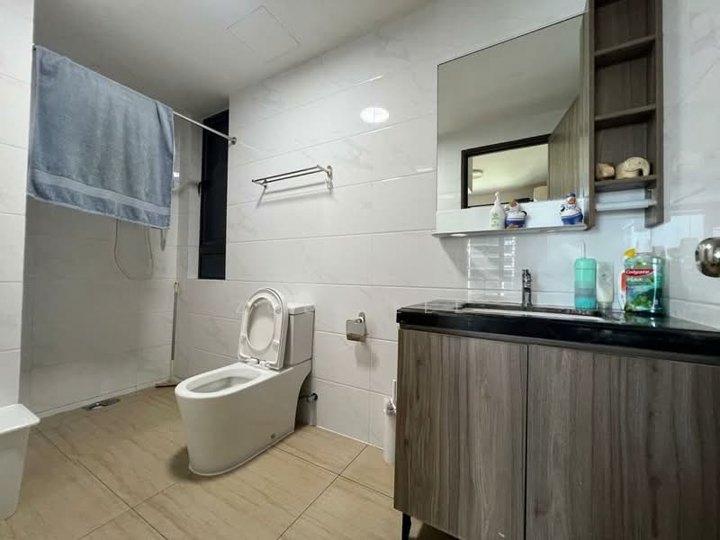 Kediaman Servis untuk Dijual di Country Garden Central Park - Zoey Lee - Bathroom - PropertyGuru.com.my