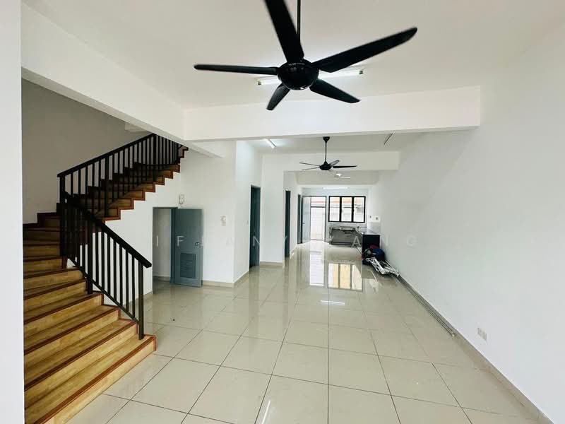 Rumah Teres 2-Tingkat untuk Dijual di Taman Anggun 3 (Rawang) - Tiffany Yang - Living Hall - PropertyGuru.com.my
