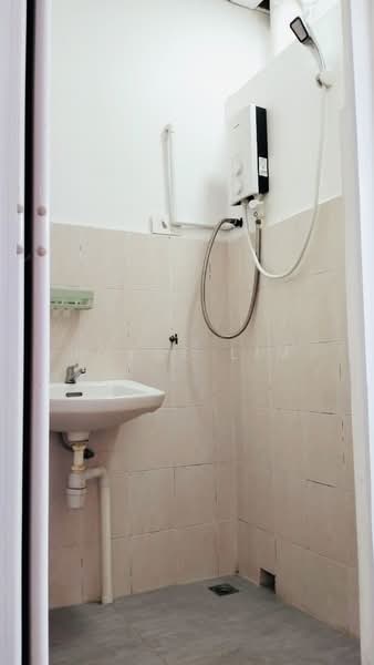 Kondominium untuk Disewa di Putra Place Condominium - Joyce Lim - Bathroom - PropertyGuru.com.my