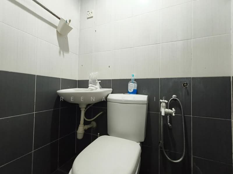 Rumah Berkembar untuk Dijual di Taman Mutiara Indah (Puchong) - Reena Sarif - Bathroom - PropertyGuru.com.my