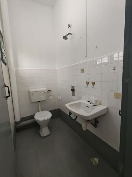Rumah Teres 2 Tingkat untuk Dijual di Bukit Beruang (Bukit Baru) - Ivan Goh - Bathroom - PropertyGuru.com.my