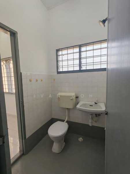 Rumah Teres 2 Tingkat untuk Dijual di Bukit Beruang (Bukit Baru) - Ivan Goh - Bathroom - PropertyGuru.com.my