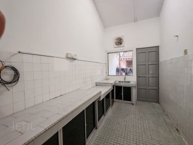 1-storey Terraced House for Sale in Taman Pendamar Indah (Klang) - Daniel Kok - Kitchen - PropertyGuru.com.my