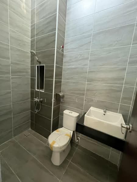 Cluster House for Rent in Taman Bestari Indah (Ulu Tiram) - Nick Low - Bathroom - PropertyGuru.com.my