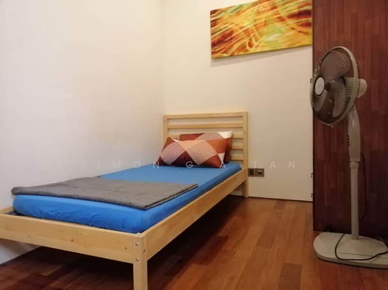 Kondominium untuk Dijual di Soho Suites Serviced Residence @ KLCC - Simon G A Tan - second room with bed and wardrobe - PropertyGuru.com.my