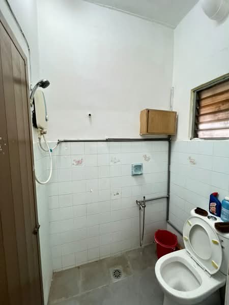 Rumah Teres 2 Tingkat untuk Disewa di Kepong Baru (Kepong) - Kim Meng Lew - Bathroom - PropertyGuru.com.my