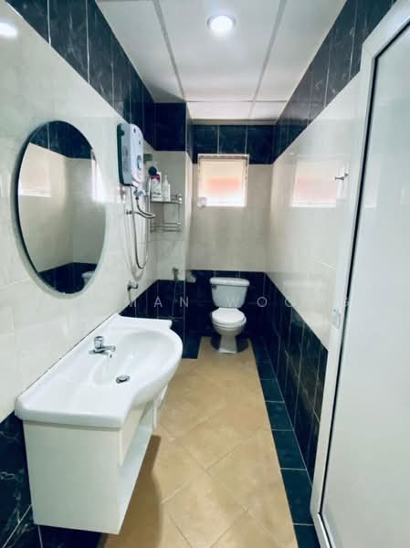 Pangsapuri untuk Dijual di Jalil Damai Apartments - Karman Woong - Bathroom - PropertyGuru.com.my
