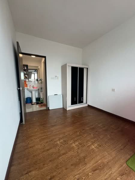 Kediaman Servis untuk Dijual di Country Garden Central Park - Stephanie Yap - Bathroom - PropertyGuru.com.my