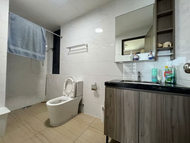 Kediaman Servis untuk Dijual di Country Garden Central Park - Stephanie Yap - Bathroom - PropertyGuru.com.my