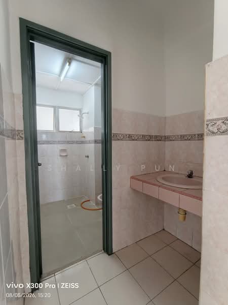 Pangsapuri untuk Disewa di Sri Bayu Apartments - Shally Pun - Bathroom - PropertyGuru.com.my