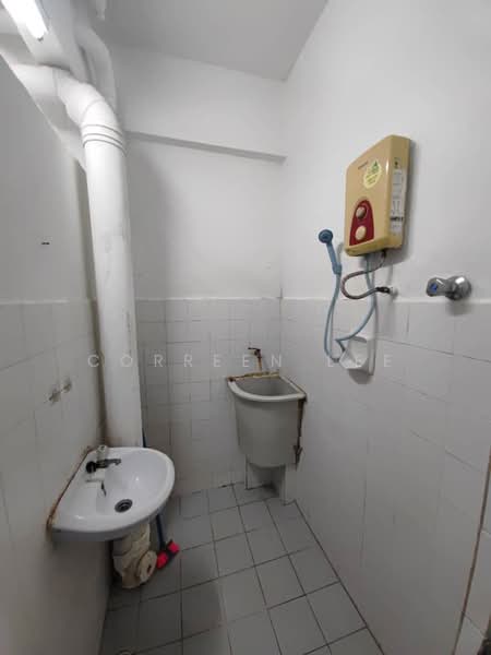 Rumah Flat untuk Disewa di Taman Bukit Jambul - Correen Lee - Bathroom - PropertyGuru.com.my