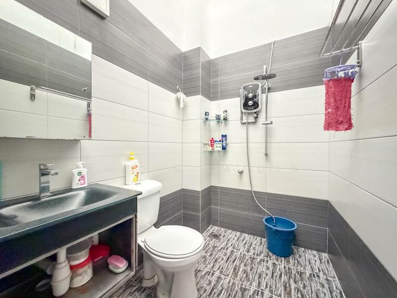 2-storey Terraced House for Sale in Taman Damai Utama (Bandar Kinrara) - Shiqin Saidin - Bathroom - PropertyGuru.com.my