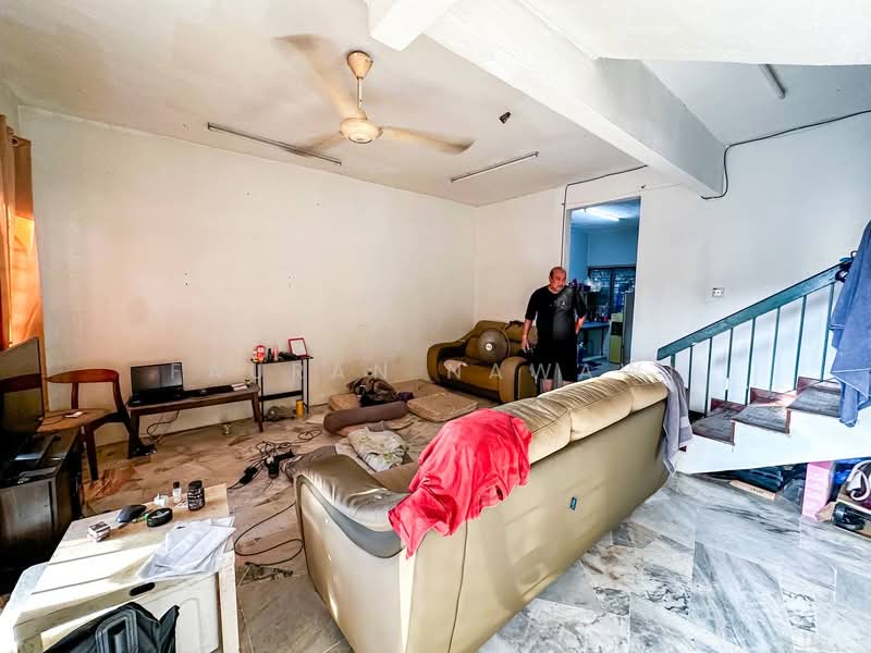 2-storey Terraced House for Sale in Taman Desa Serdang (Seri Kembangan) - Fauran Nawawi - Living Room - PropertyGuru.com.my