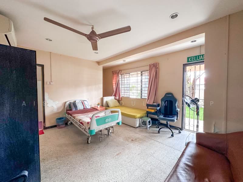Rumah Banglo untuk Dijual di Kampung Tunku (Petaling Jaya) - Aisyah Abdul Manap - Bedroom - PropertyGuru.com.my