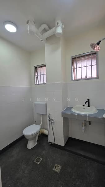Pangsapuri untuk Disewa di Desa Dua Aman Puri - Jenny Ng - Bathroom - PropertyGuru.com.my
