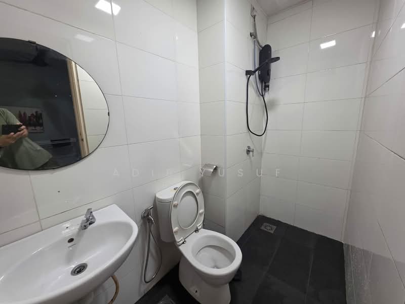 Servis Apartment untuk Disewa di Vista Alam - Adib Yusuf - Bathroom - PropertyGuru.com.my