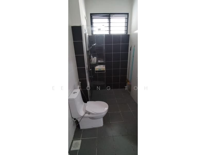 Rumah Teres 2 Tingkat untuk Dijual di Taman Kempas Indah (Tebrau) - Ee Fong Toh - Bathroom - PropertyGuru.com.my