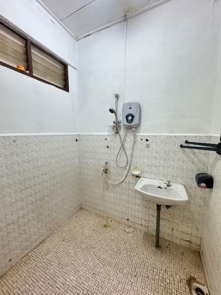 1-storey Terraced House for Sale in Taman Ungku Tun Aminah (Skudai) - Ee Fong Toh - Bathroom - PropertyGuru.com.my