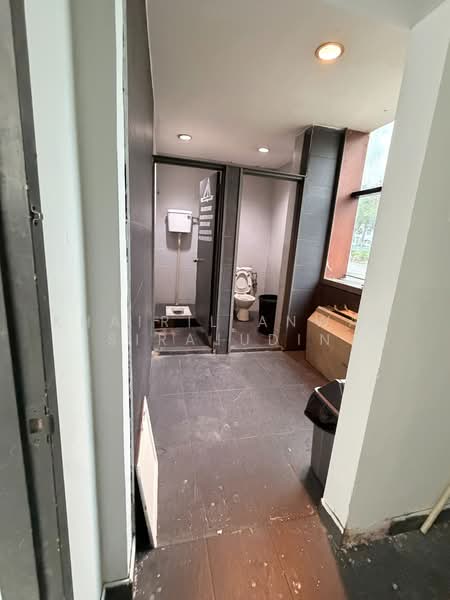 Warehouse for Rent in Hicom - Glenmarie Industrial Park (Shah Alam) - Khairil Anwar Sirajudin - Bathroom - PropertyGuru.com.my