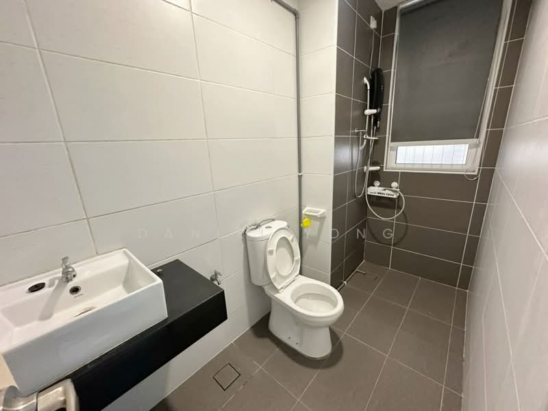 Kediaman Servis untuk Dijual di KSL Residence @ Daya - Daniel Yong - Bathroom - PropertyGuru.com.my
