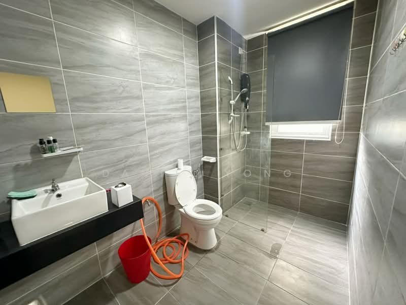 Kediaman Servis untuk Dijual di KSL Residence @ Daya - Daniel Yong - Bathroom - PropertyGuru.com.my