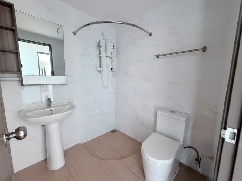 Kediaman Servis untuk Dijual di Country Garden Central Park - Daniel Yong - Bathroom - PropertyGuru.com.my