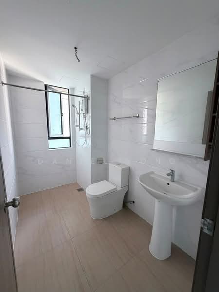 Kediaman Servis untuk Dijual di Country Garden Central Park - Daniel Yong - Bathroom - PropertyGuru.com.my
