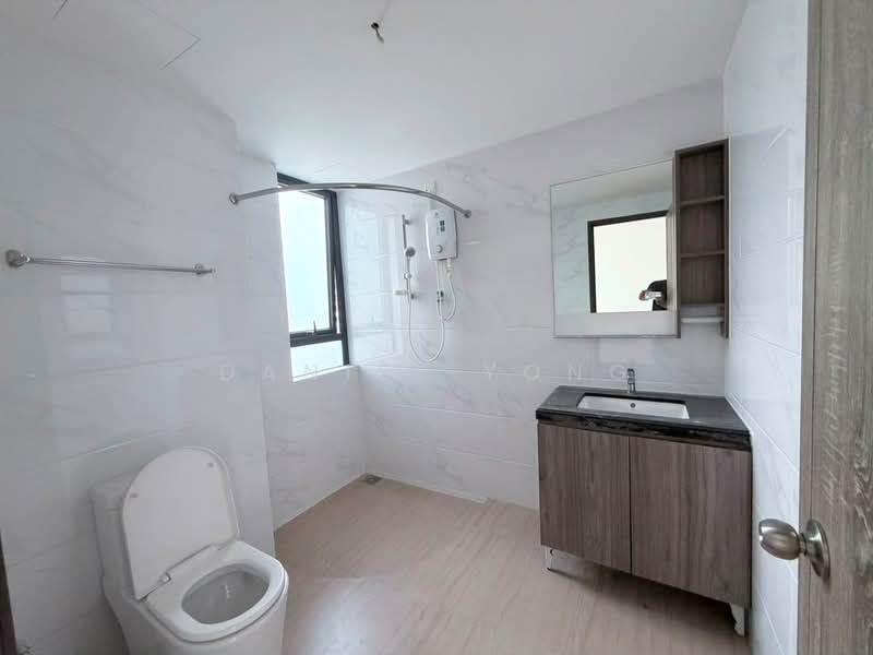 Kediaman Servis untuk Dijual di Country Garden Central Park - Daniel Yong - Bathroom - PropertyGuru.com.my