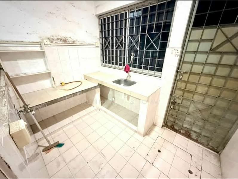 1.5-storey Terraced House for Sale in Taman Gaya (Ulu Tiram) - John Sia - Kitchen - PropertyGuru.com.my