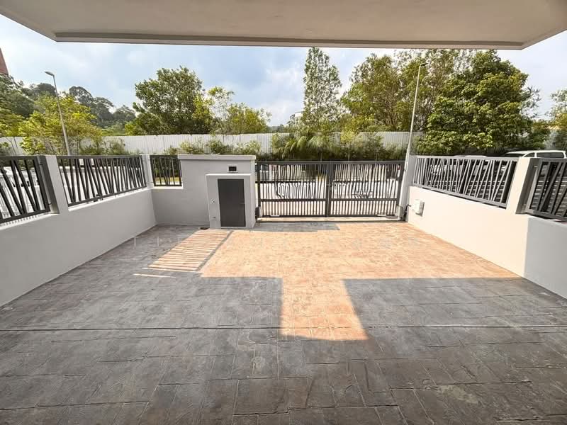 Rumah Teres 2-Tingkat untuk Dijual di Rawang (Selangor) - Tiffany Yang - Car Porch - PropertyGuru.com.my