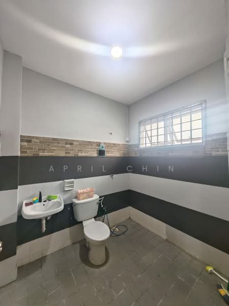 Rumah Teres 2-Tingkat untuk Disewa di Taman Megah Ria (Masai) - April Chin - Bathroom - PropertyGuru.com.my