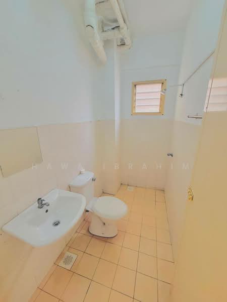 Pangsapuri untuk Dijual di Sri Lavender Apartment - Hawa Ibrahim - Bathroom - PropertyGuru.com.my